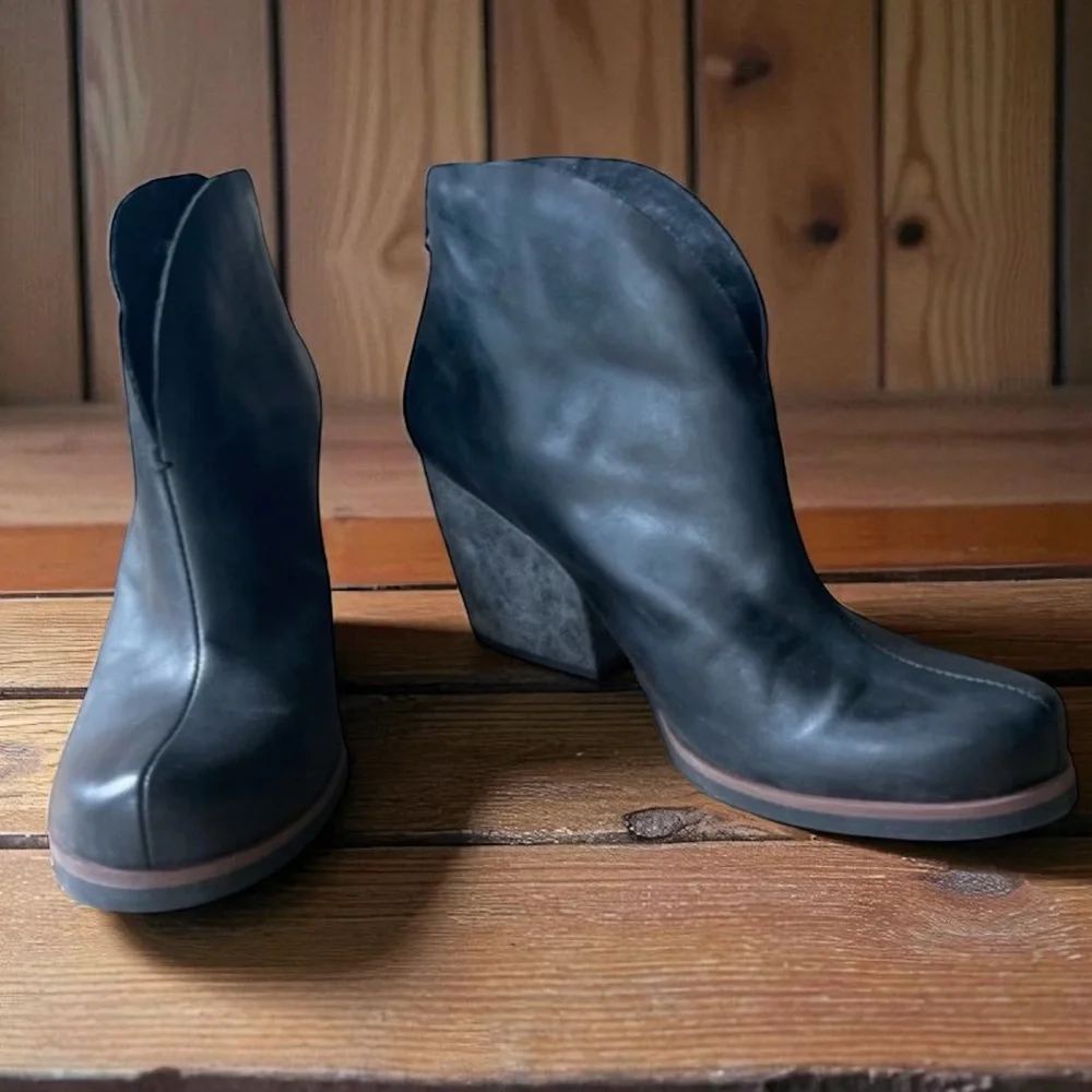 New Korks Ease Shamira Ankle Boot Womens 9.5 Black Gray Leather Chunky heel